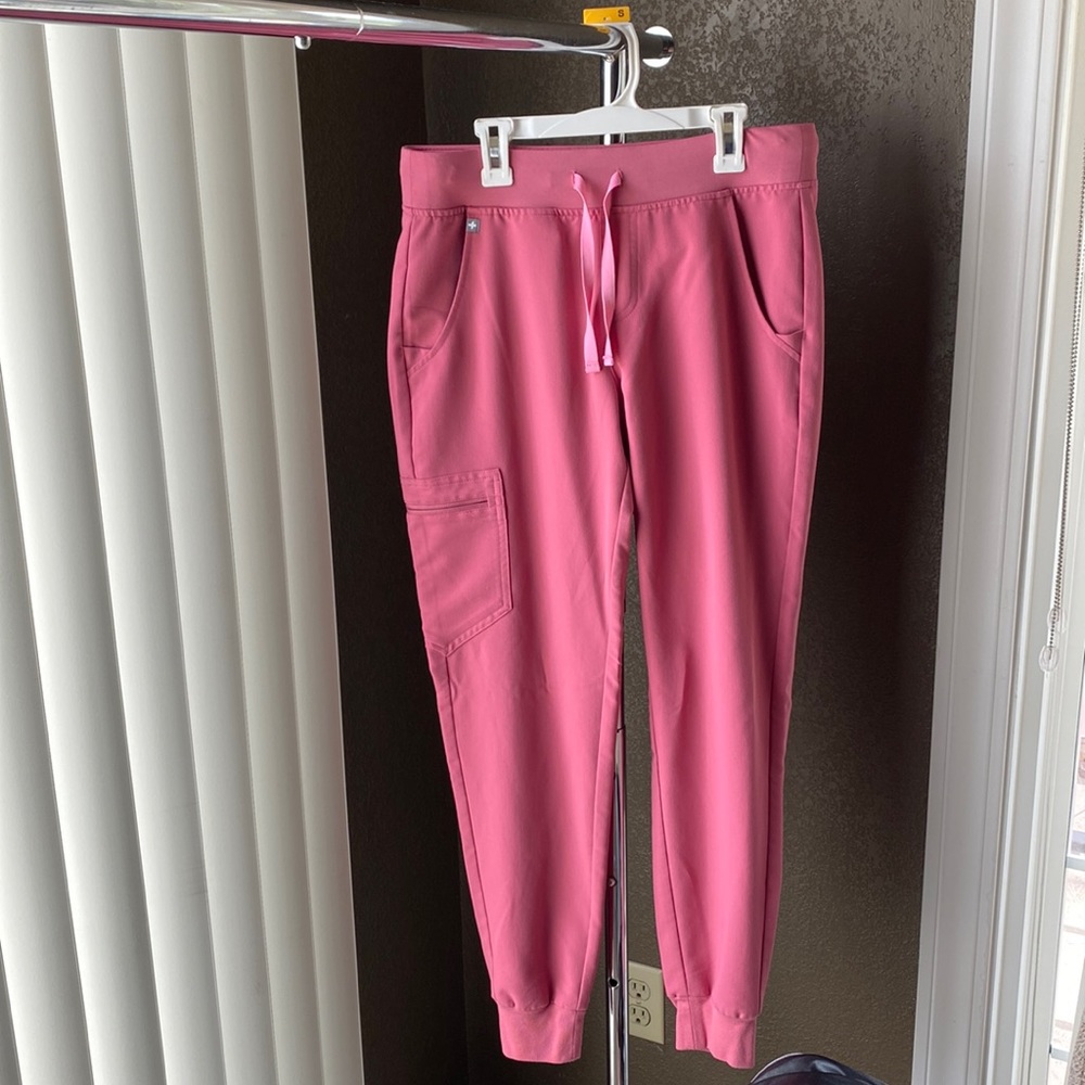 Figs women’s scrub pants in size small